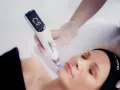 Zabieg z użyciem dermapena, jak często go powtarzać? Profesjonalista wykonuje mikronakłuwanie skóry twarzy.