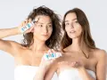 Dwie kobiety prezentują kosmetyk Bandi "More Than Moist". Czy to jest nmf co to?