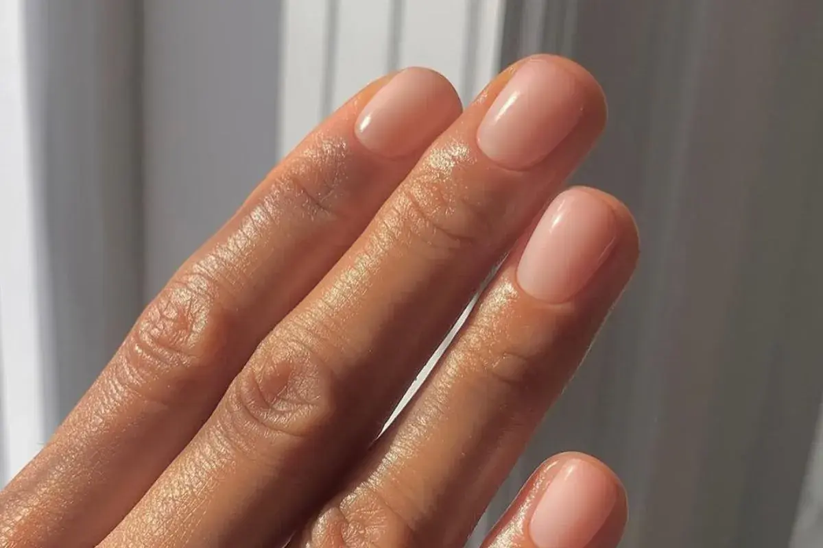 Delikatne, naturalne paznokcie po zabiegu manicure japoński. Skórki nawilżone, płytka lśniąca.