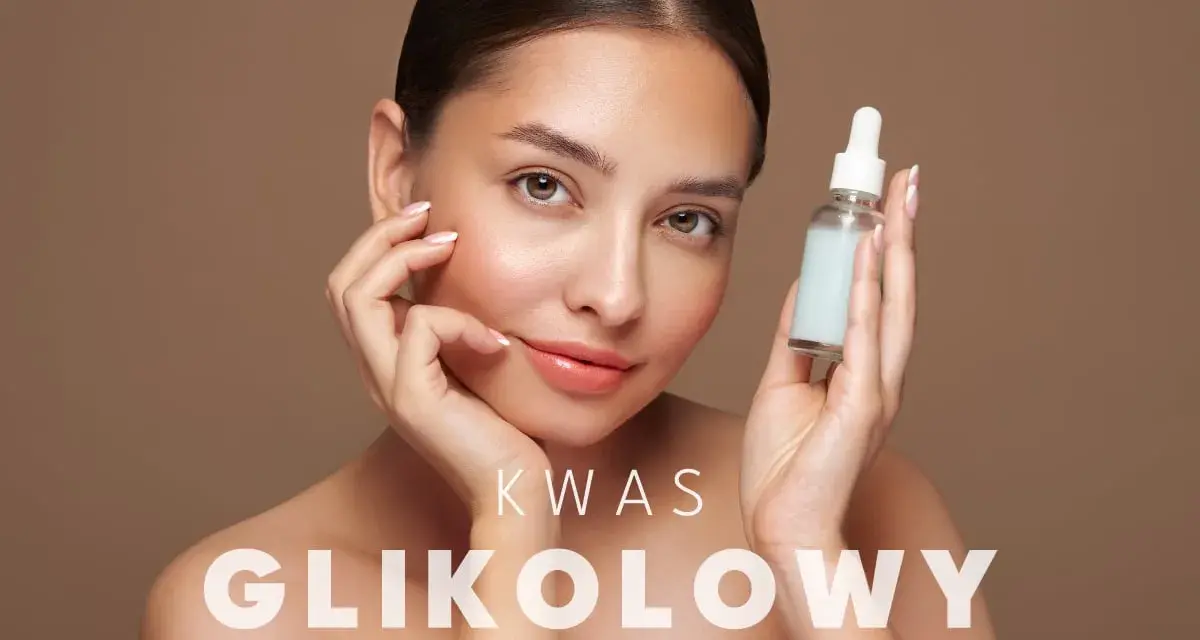 Kobieta z buteleczką serum z kwasem glikolowym. Delikatna skóra i promienny wygląd.