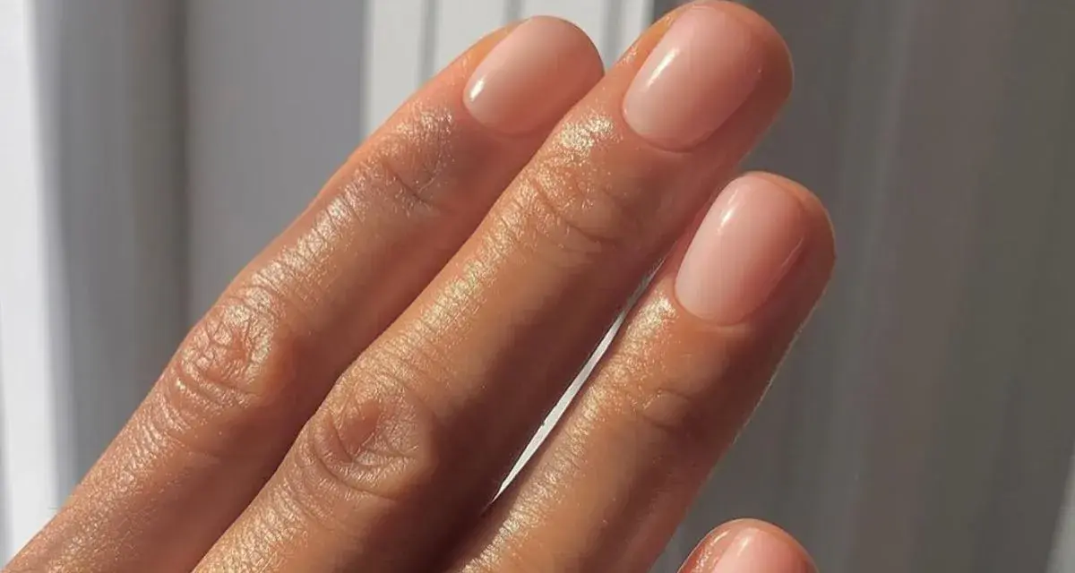 Delikatne, naturalne paznokcie po zabiegu manicure japoński. Skórki nawilżone, płytka lśniąca.
