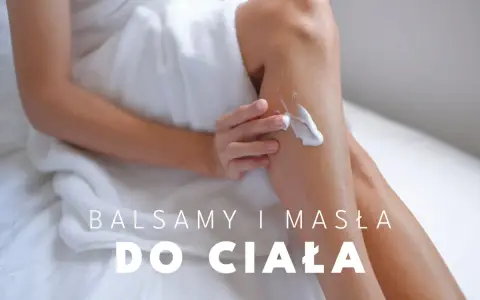 Kobieta w białym ręczniku nakłada na nogi bogate masło do ciała, zapewniając im nawilżenie i gładkość.