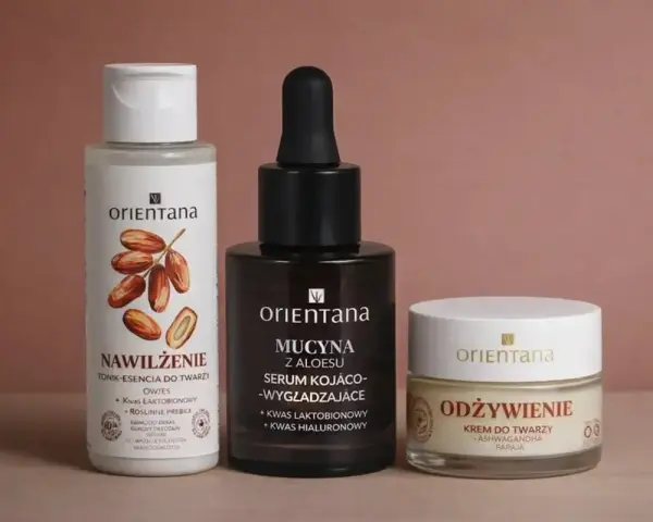 Zestaw kosmetyków Orientana: tonik z kwasem laktobionowym, serum kojąco-wygładzające z kwasem laktobionowym i krem odżywczy.