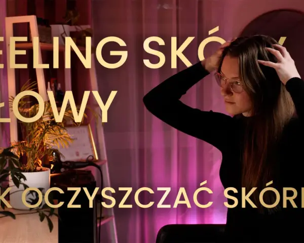 Peeling co to? Młoda kobieta z okularami dotyka swoich włosów, zastanawiając się nad pielęgnacją skóry głowy.