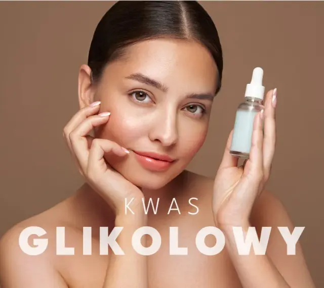 Kobieta z buteleczką serum z kwasem glikolowym. Delikatna skóra i promienny wygląd.