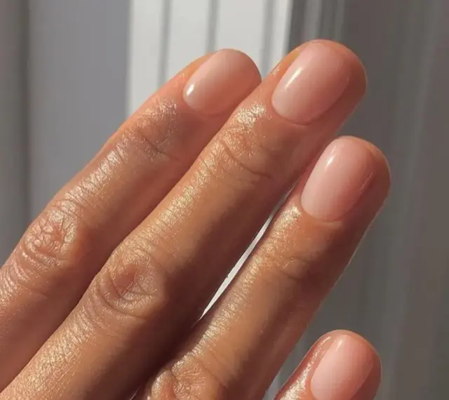 Delikatne, naturalne paznokcie po zabiegu manicure japoński. Skórki nawilżone, płytka lśniąca.