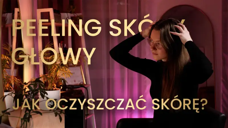 Peeling co to? Młoda kobieta z okularami dotyka swoich włosów, zastanawiając się nad pielęgnacją skóry głowy.